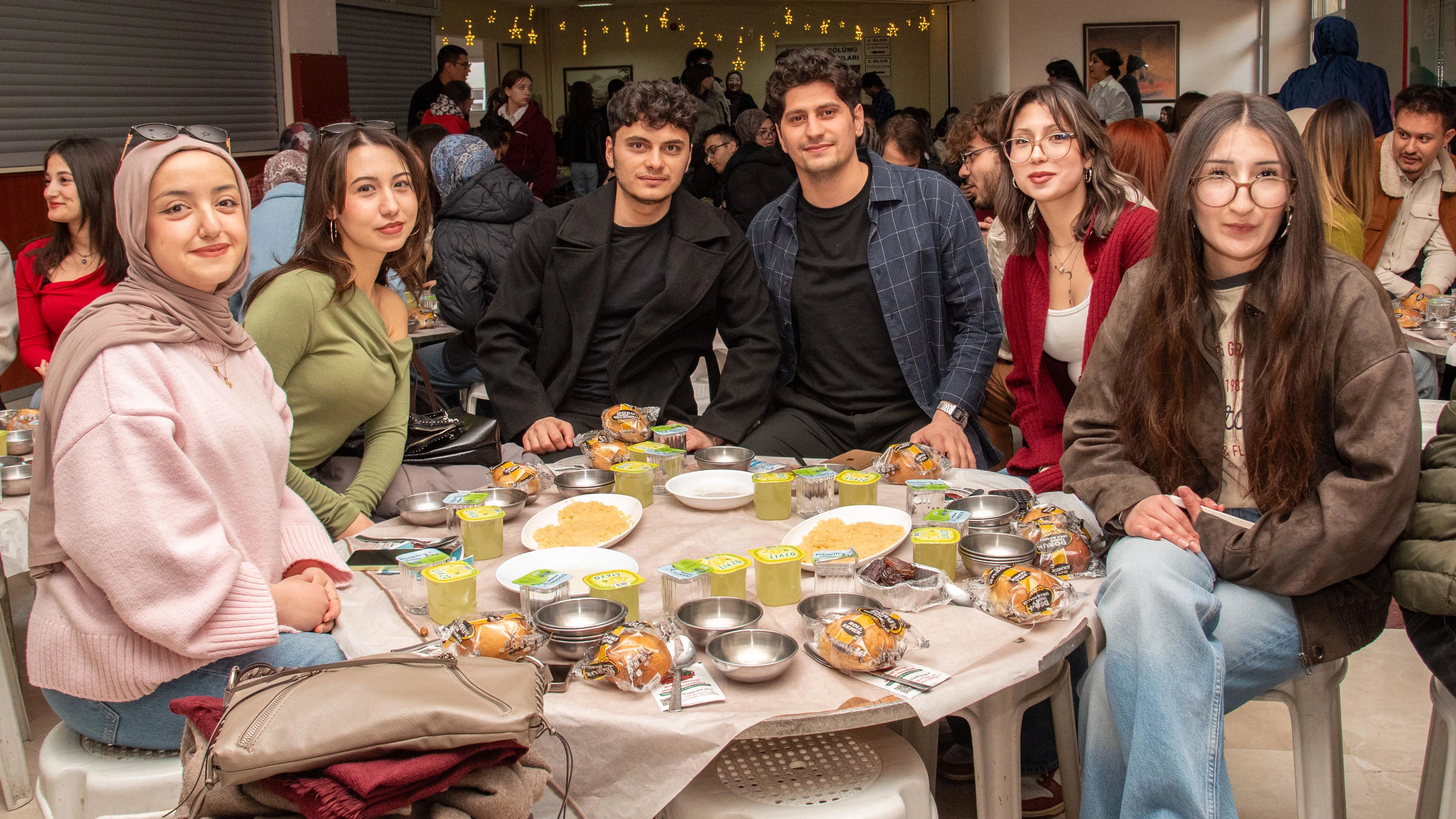 Selçuk Üniversitesi Fen Fakültesinde öğrenciler iftar programında buluştu